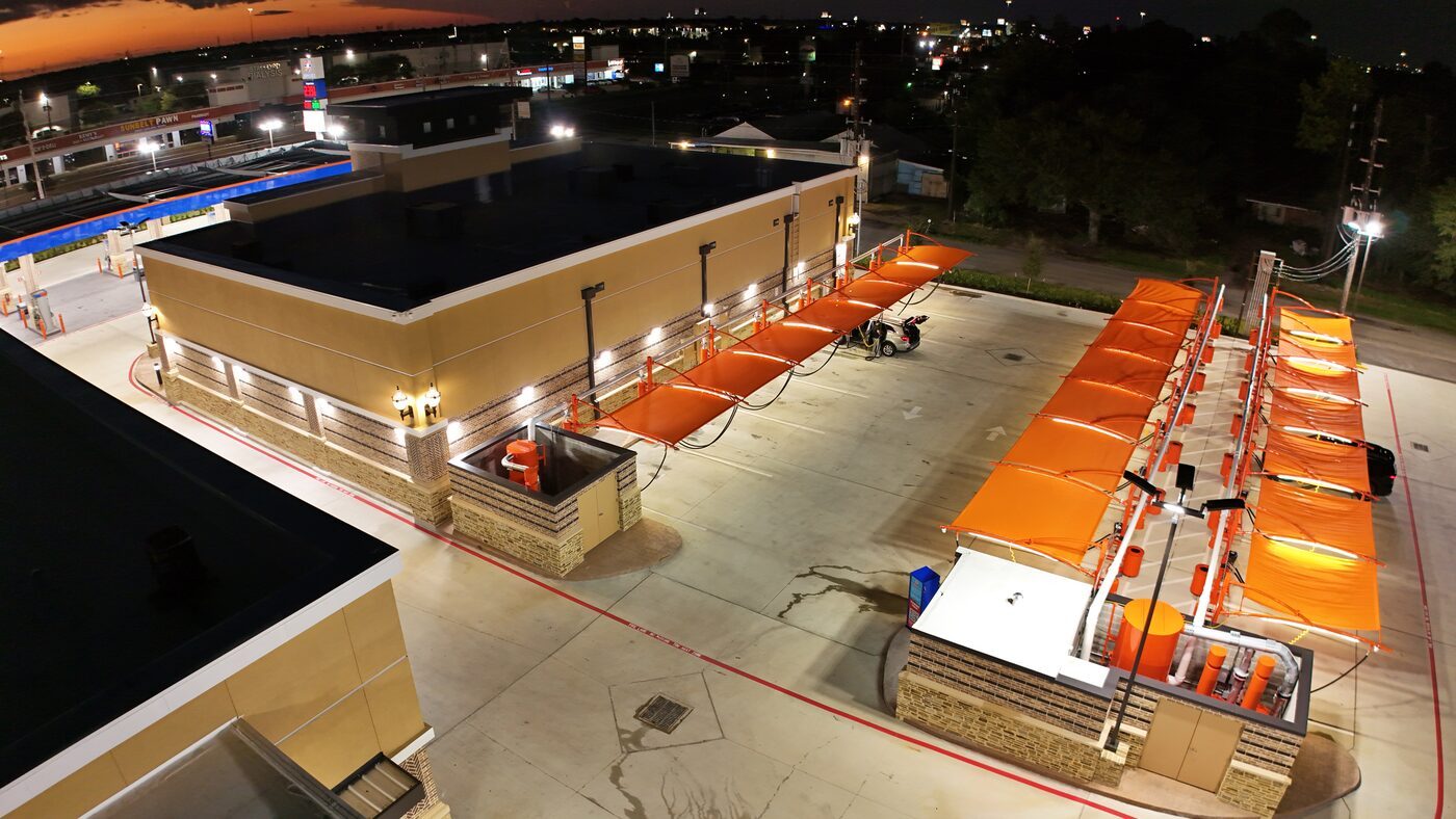 Vista aérea de Spark Car Wash y sus toldos naranjas