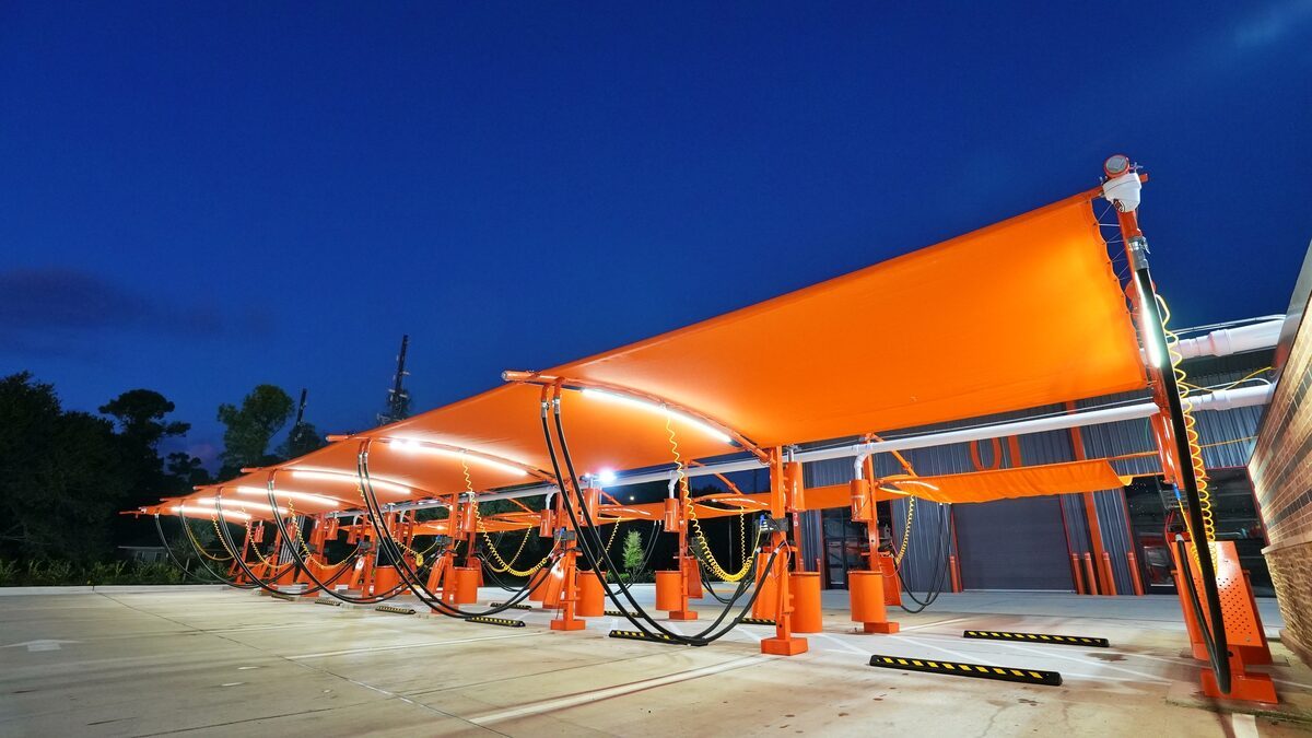 Aspiradoras bajo los toldos naranjas de Spark Car Wash