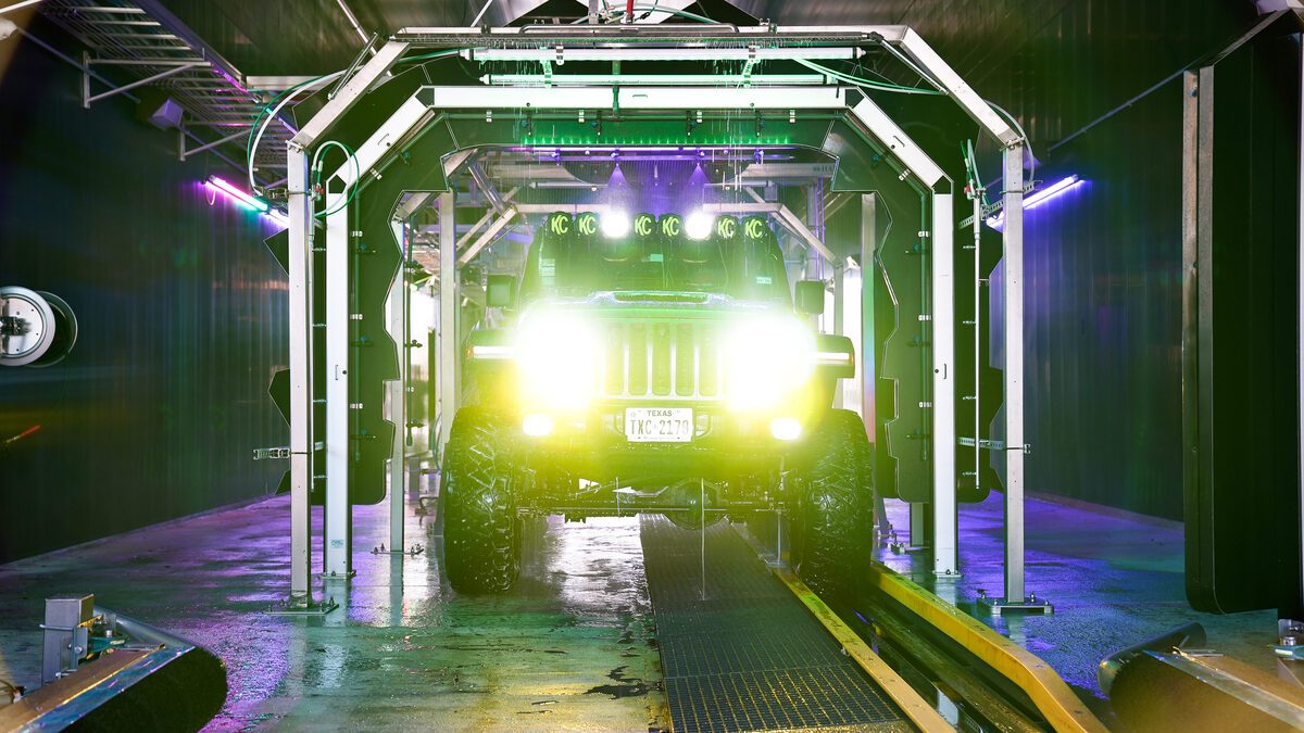 Un Jeep en el túnel de lavado Spark