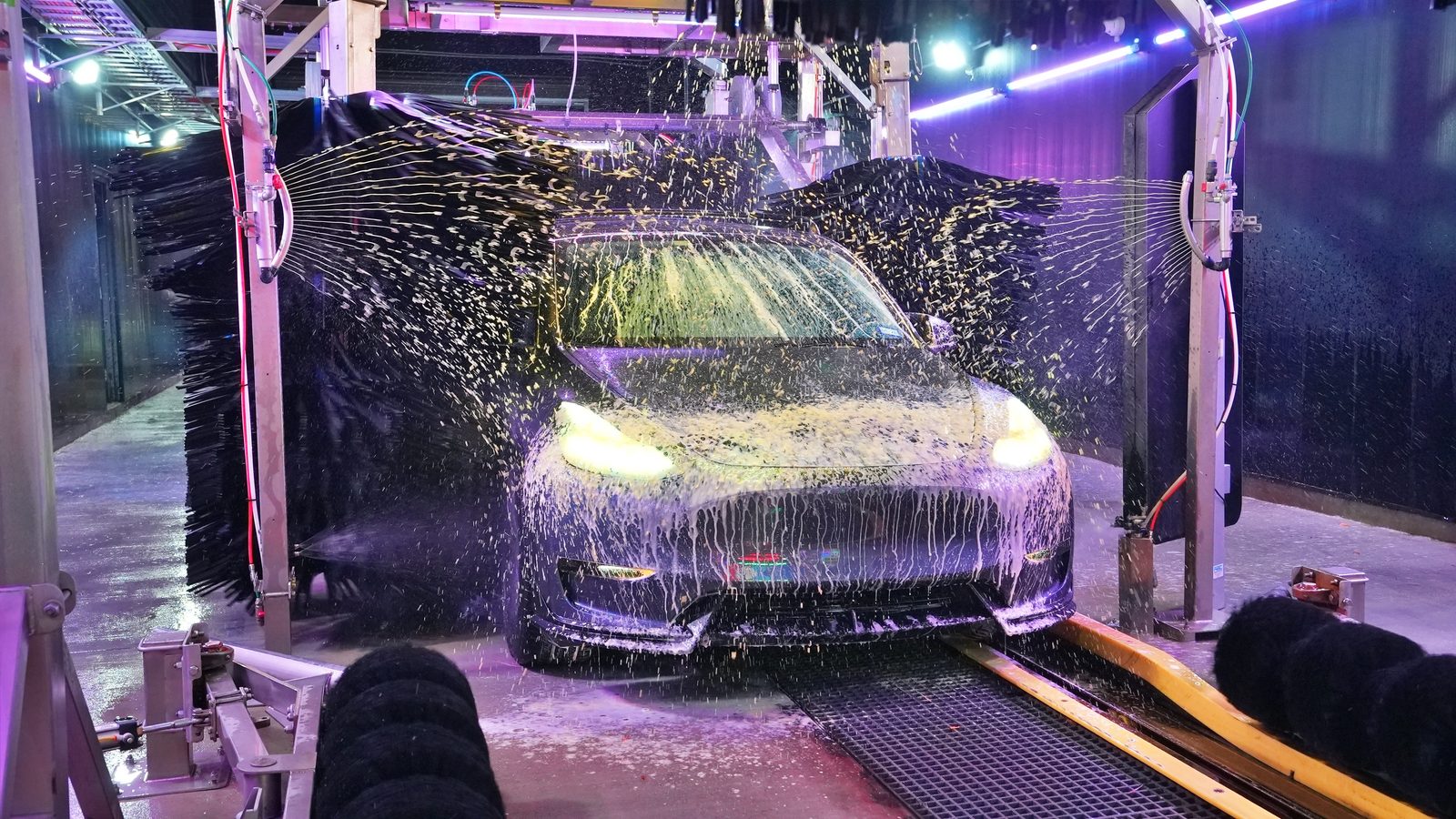 Espuma cubriendo un auto durante un lavado en Spark